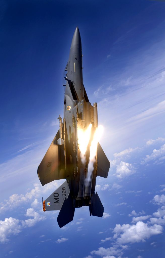 F-15 Eagle được trang bị 4 loại vũ khí không đối không khác nhau: như tên lửa AIM-7F/M Sparrow hay AIM-120 AMRAAM các tên lửa không đối không tầm trung hiện đại ở góc thấp dưới thân.